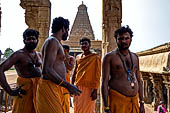 The great Chola temples of Tamil Nadu - The Brihadishwara Temple of Thanjavur. Pilgrims visiting the pavilion of Nandi.